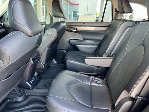 Used 2023 Toyota Highlander Limited image 14