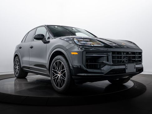 Certified 2025 Porsche Cayenne image 9