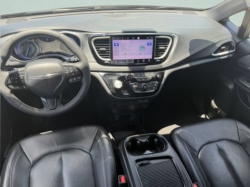 Used 2022 Chrysler Pacifica Touring-L w/ Uconnect Theater Family Group AWD/4WD image 16