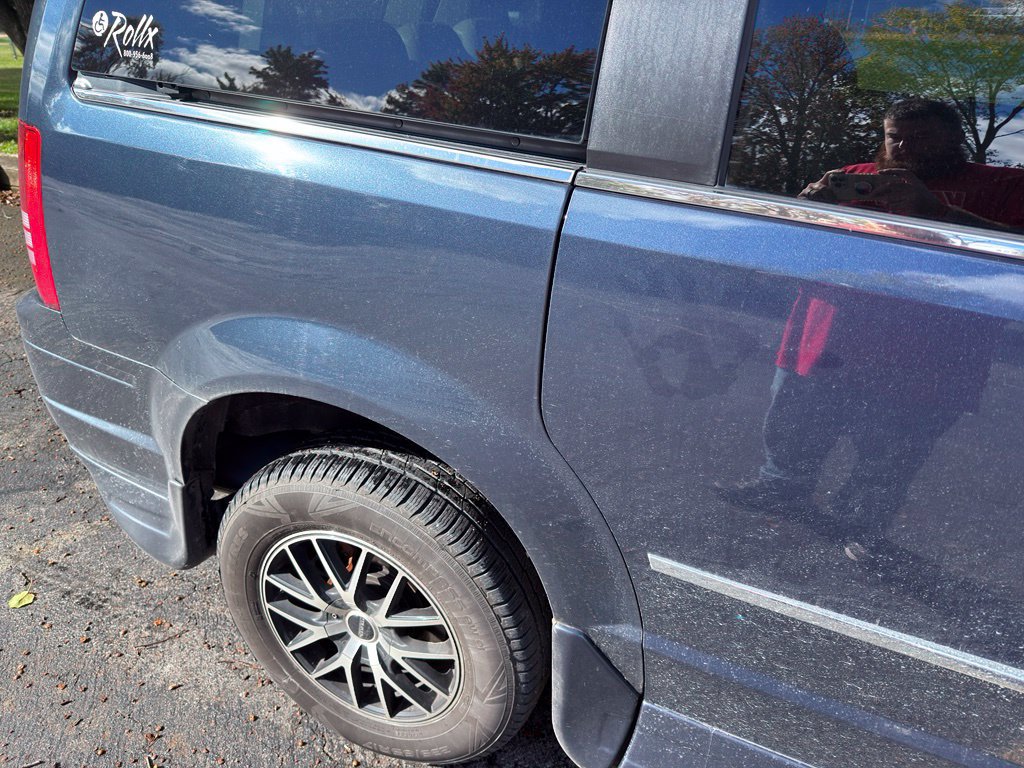 Used 2009 Chrysler Town & Country Touring FWD image 5