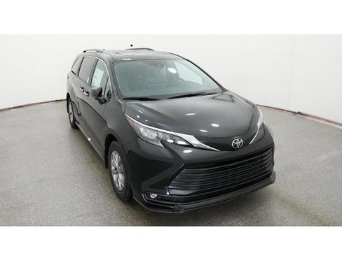 New 2026 Toyota Sienna XLE image 14