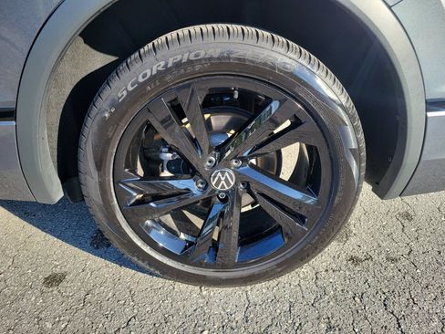 Certified 2023 Volkswagen Tiguan SE R-Line FWD image 31