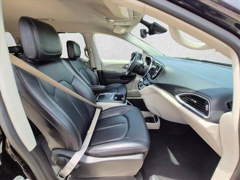 Used 2024 Chrysler Pacifica Touring-L FWD image 17