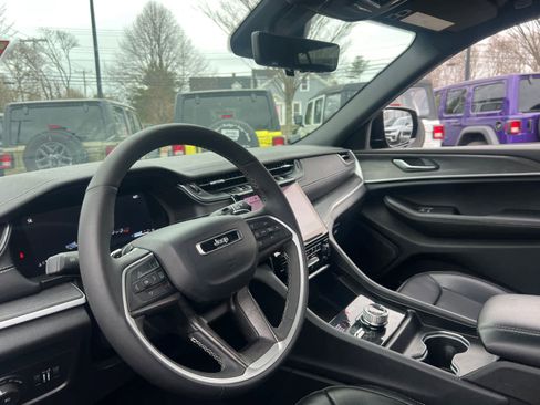 Used 2025 Jeep Grand Cherokee Limited w/ Luxury Tech Group II image 14