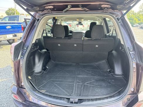 Used 2018 Toyota RAV4 LE FWD image 37