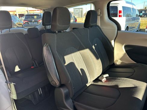 Used 2021 Chrysler Voyager L image 6