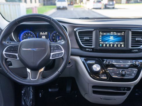Used 2018 Chrysler Pacifica Touring-L FWD image 13