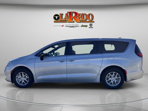 New 2026 Chrysler Pacifica Select image 4