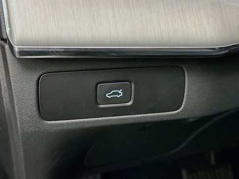 Used 2024 Volvo XC90 B5 Core w/ Climate Package image 17