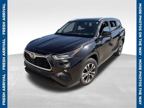 Used 2021 Toyota Highlander XLE FWD image 1