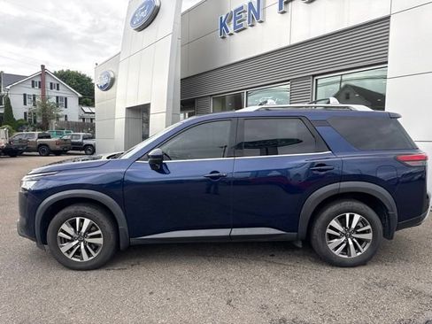 Used 2022 Nissan Pathfinder SL w/ Cargo Package AWD/4WD image 9