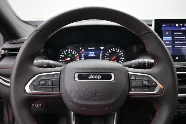 Used 2025 Jeep Compass Trailhawk AWD/4WD image 17