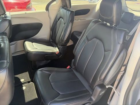 Used 2023 Chrysler Pacifica Touring-L image 16