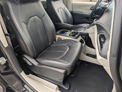 Used 2024 Chrysler Pacifica Select image 12