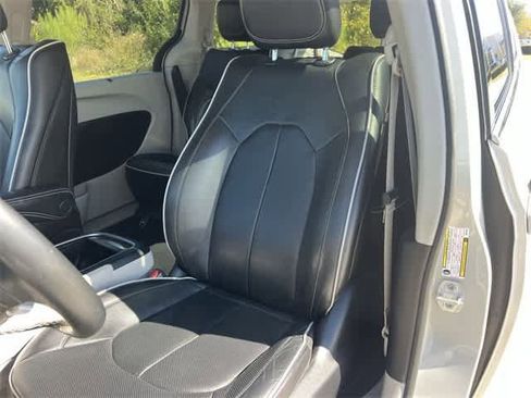 Used 2021 Chrysler Pacifica Limited w/ Uconnect Theater Family Group image 11