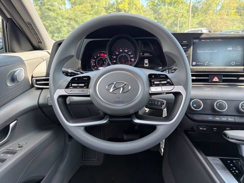 Used 2023 Hyundai Elantra SE FWD image 13