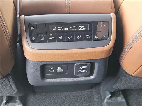 Used 2025 Nissan Pathfinder Platinum AWD/4WD image 24