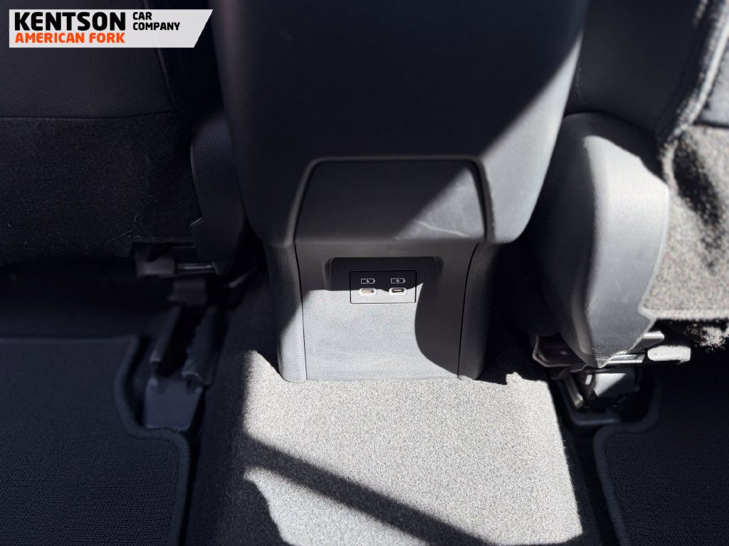 Used 2025 Toyota Prius LE AWD/4WD image 31