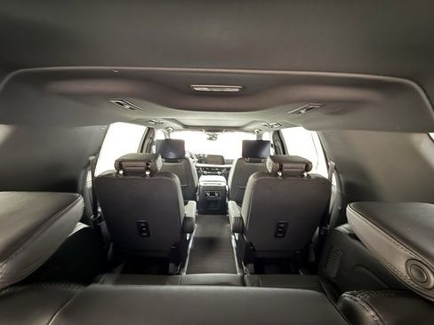 New 2025 Chevrolet Suburban High Country image 32