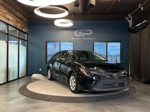 Used 2020 Toyota Corolla LE image 1