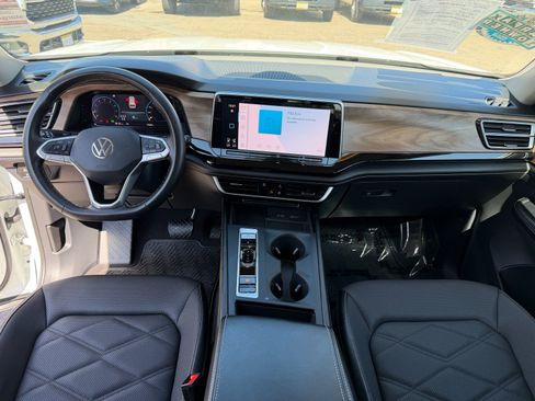 Used 2024 Volkswagen Atlas SE AWD/4WD image 17