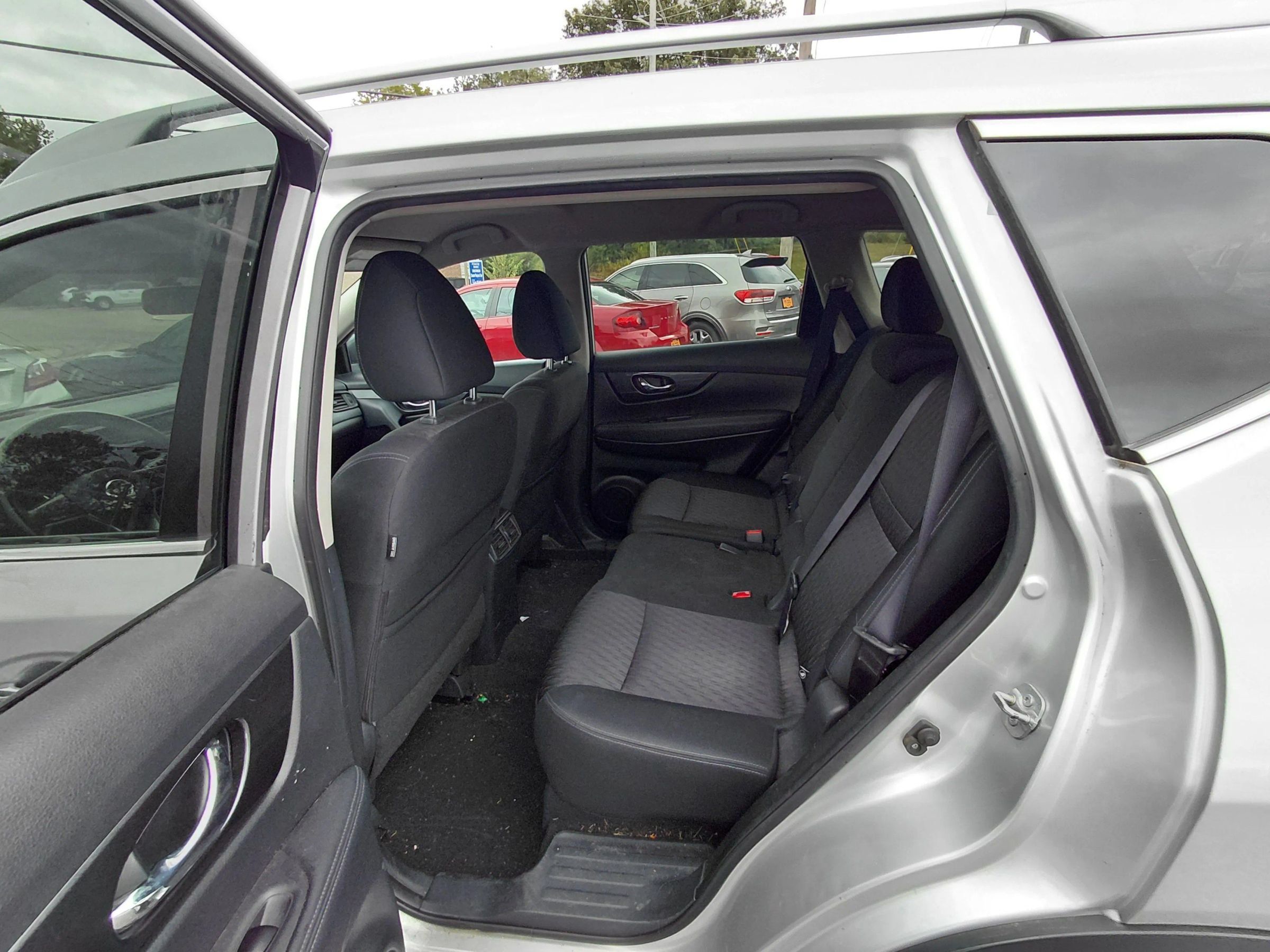 Used 2017 Nissan Rogue SV AWD/4WD image 12