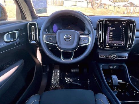 Used 2023 Volvo XC40 Recharge Ultimate w/ Protection Package Premier image 8