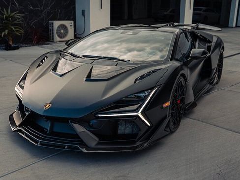 Used 2024 Lamborghini Revuelto image 3