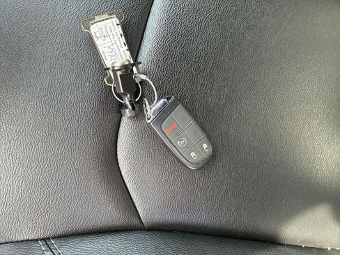 Used 2025 Jeep Compass Limited image 21