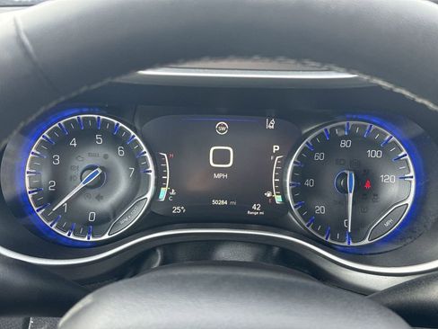 Used 2024 Chrysler Pacifica Touring-L image 10