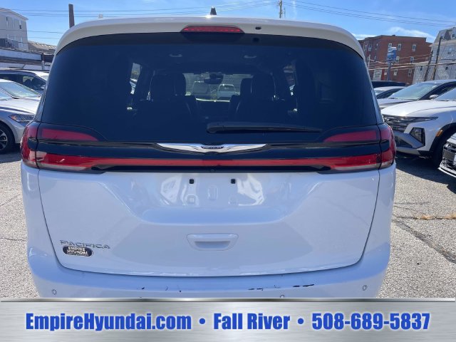 Used 2025 Chrysler Pacifica Select FWD image 4