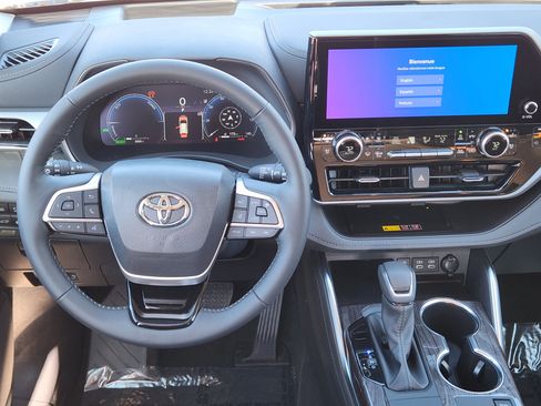 Used 2025 Toyota Highlander Platinum image 35