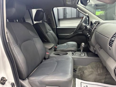 Used 2010 Nissan Frontier LE w/ LE Value Truck Pkg image 29