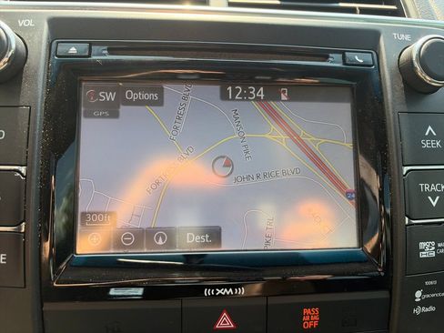 Used 2016 Toyota Camry SE w/ Moonroof Package FWD image 18