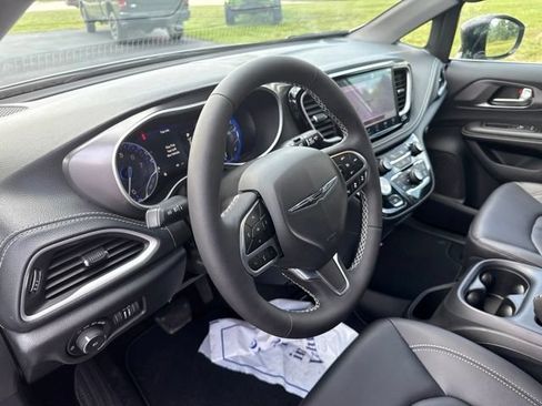 New 2026 Chrysler Pacifica Select AWD/4WD image 17