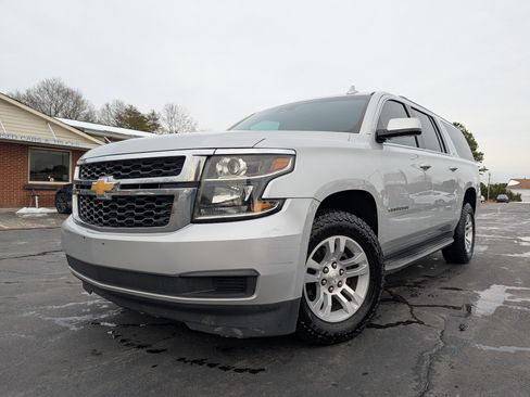 Used 2018 Chevrolet Suburban LT image 2