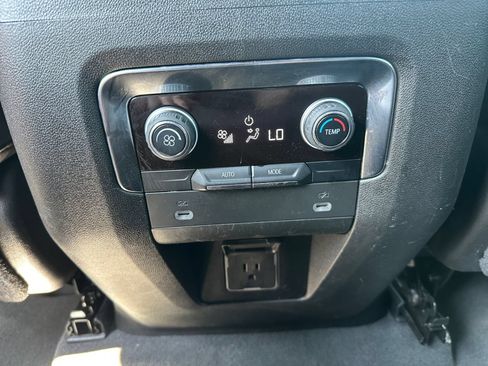Used 2021 Chevrolet Suburban RST AWD/4WD image 31