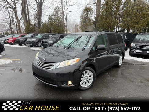 Used 2013 Toyota Sienna XLE image 1
