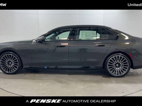 New 2026 BMW 750e xDrive w/ Premium Package image 5