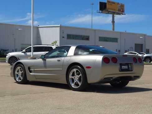 Used 2000 Chevrolet Corvette Coupe w/ Roof Pkg RWD image 10