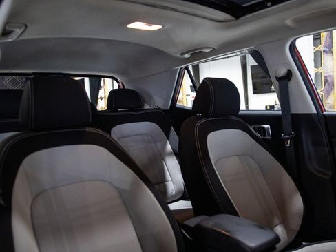 Used 2023 Hyundai Venue SEL FWD image 12