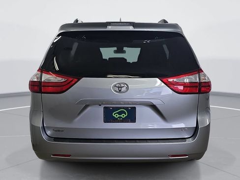 Used 2018 Toyota Sienna LE w/ Carpet Mat Package FWD image 5