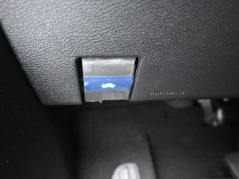 Used 2024 Chrysler Pacifica Touring image 33