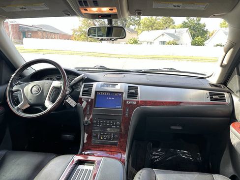 Used 2013 Cadillac Escalade Luxury image 11