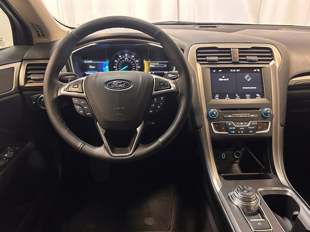 Used 2018 Ford Fusion SE w/ Fusion SE Technology Package FWD image 14