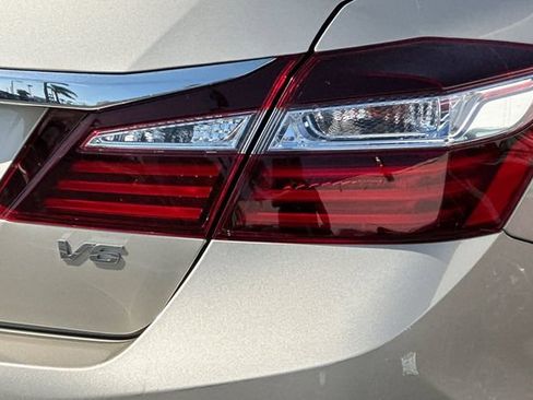 Used 2017 Honda Accord EX-L image 32