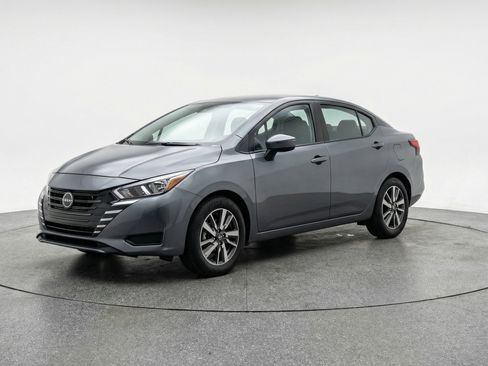 Used 2025 Nissan Versa SV image 3