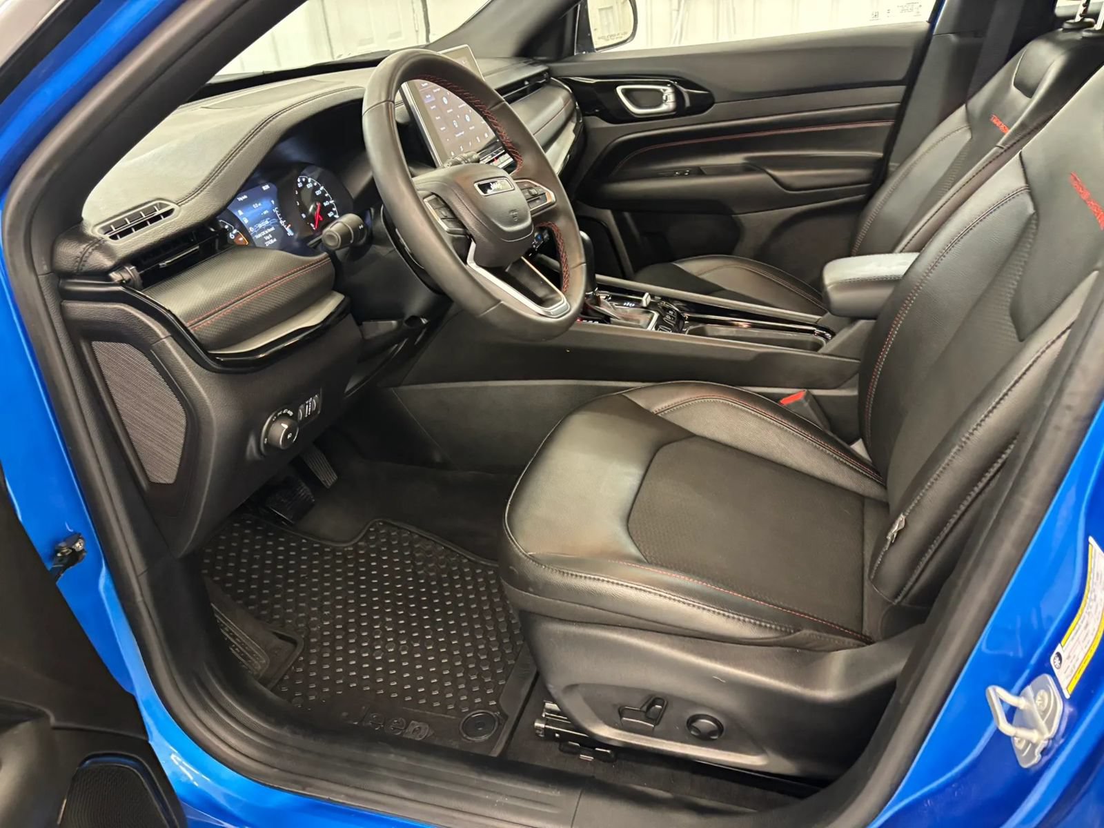Used 2025 Jeep Compass Trailhawk w/ Trailhawk Convenience Group AWD/4WD image 37