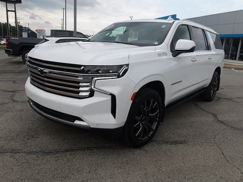 Used 2023 Chevrolet Suburban High Country AWD/4WD image 3