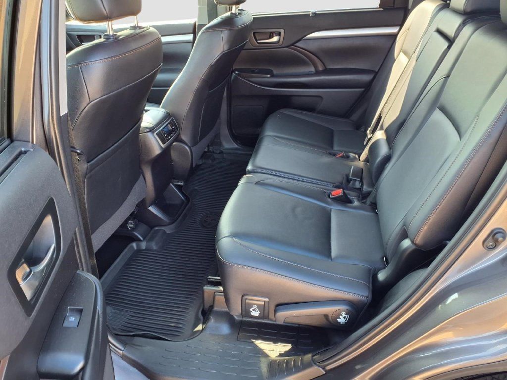 Used 2019 Toyota Highlander XLE AWD/4WD image 24